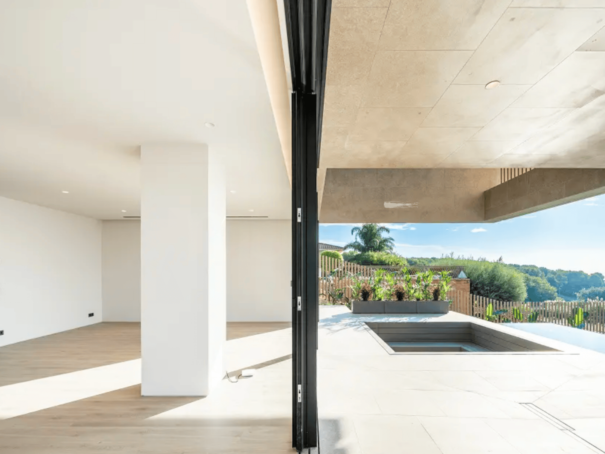 salón abierto con vistas al Mediterráneo en casa de lujo