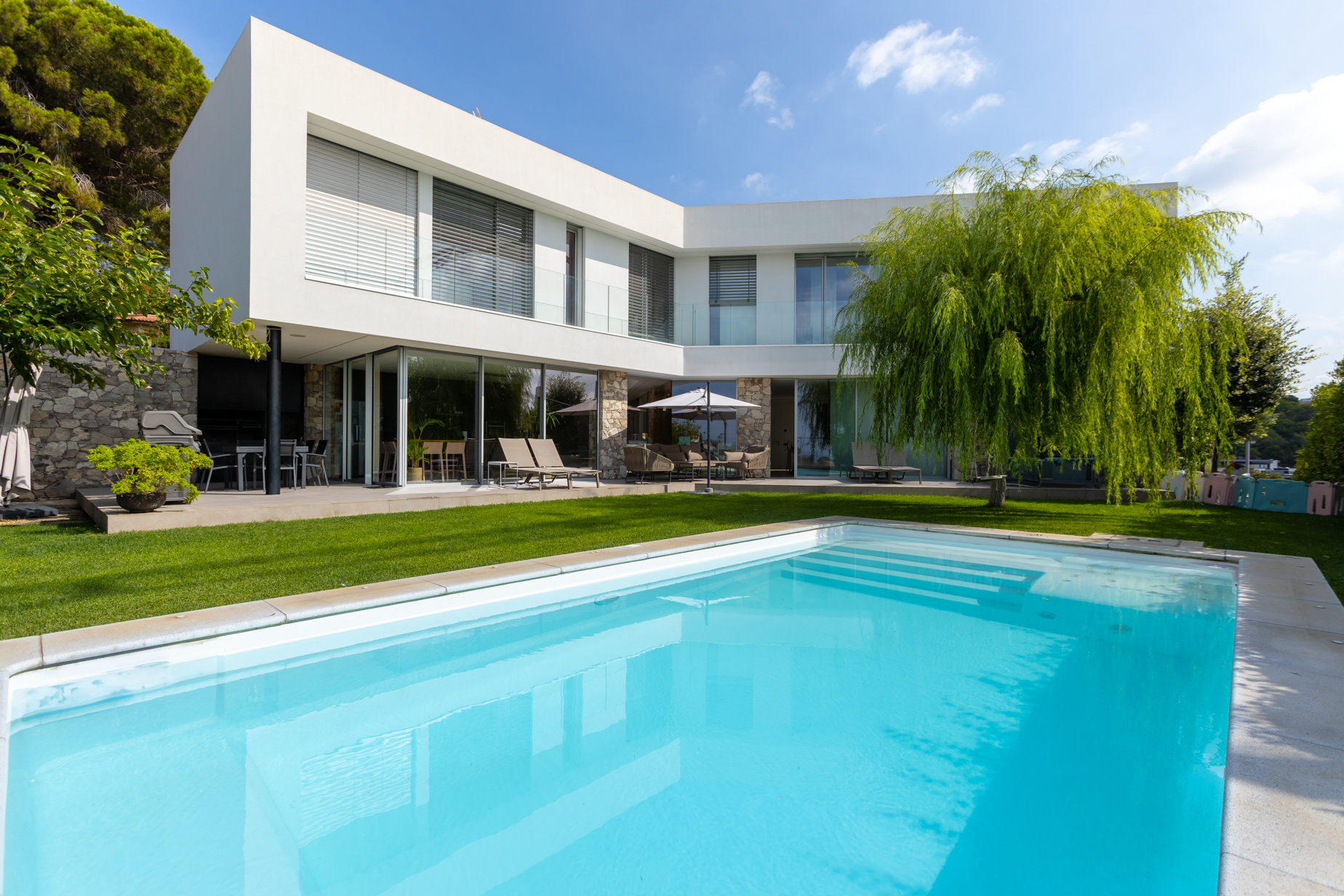 villa contemporánea de lujo con piscina iluminada en el Maresme de Barcelona