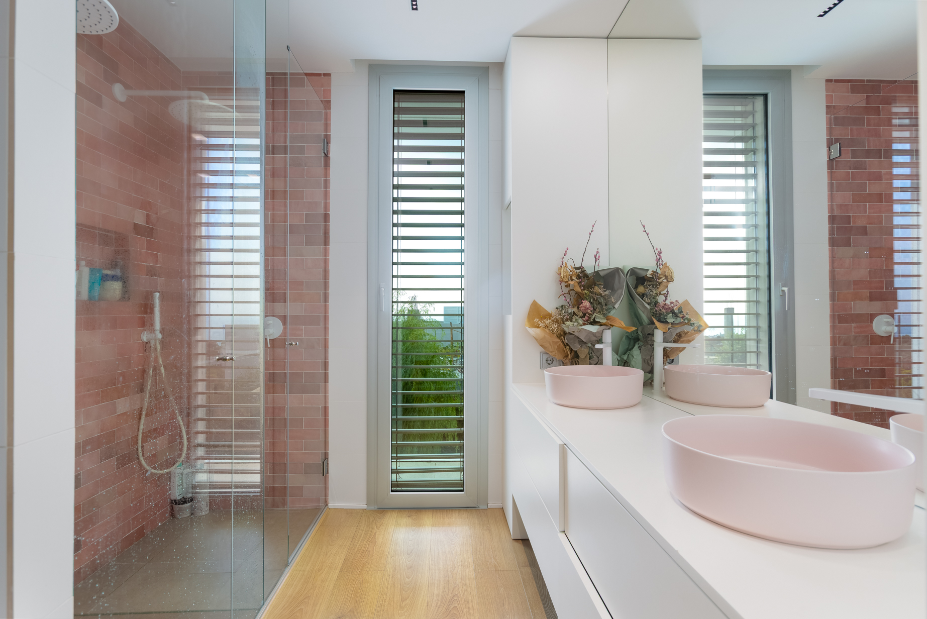 entrada arquitectónica moderna con garaje y piedra natural en villa del Maresme