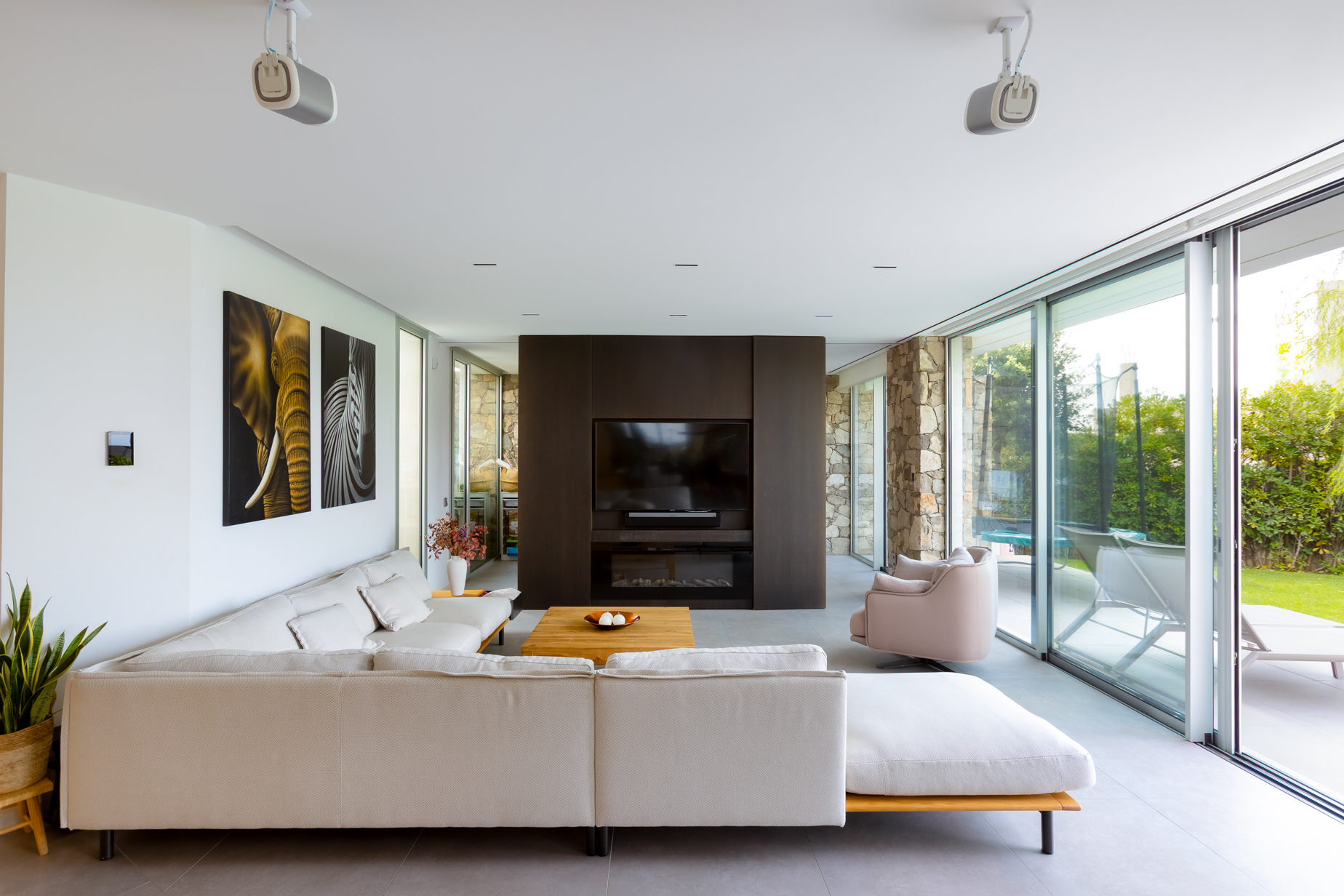 entrada arquitectónica moderna con garaje y piedra natural en villa del Maresme