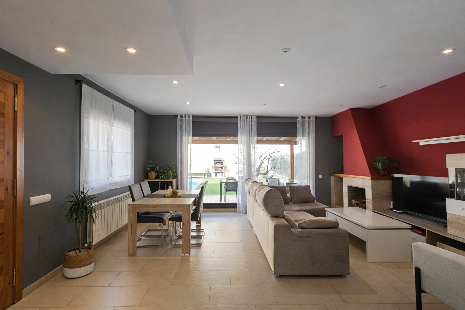 Casa pareada con piscina y jardín en Gualba, al pie del Turó de l’Home, Vallès Oriental, Barcelona | Mudita Barcelona