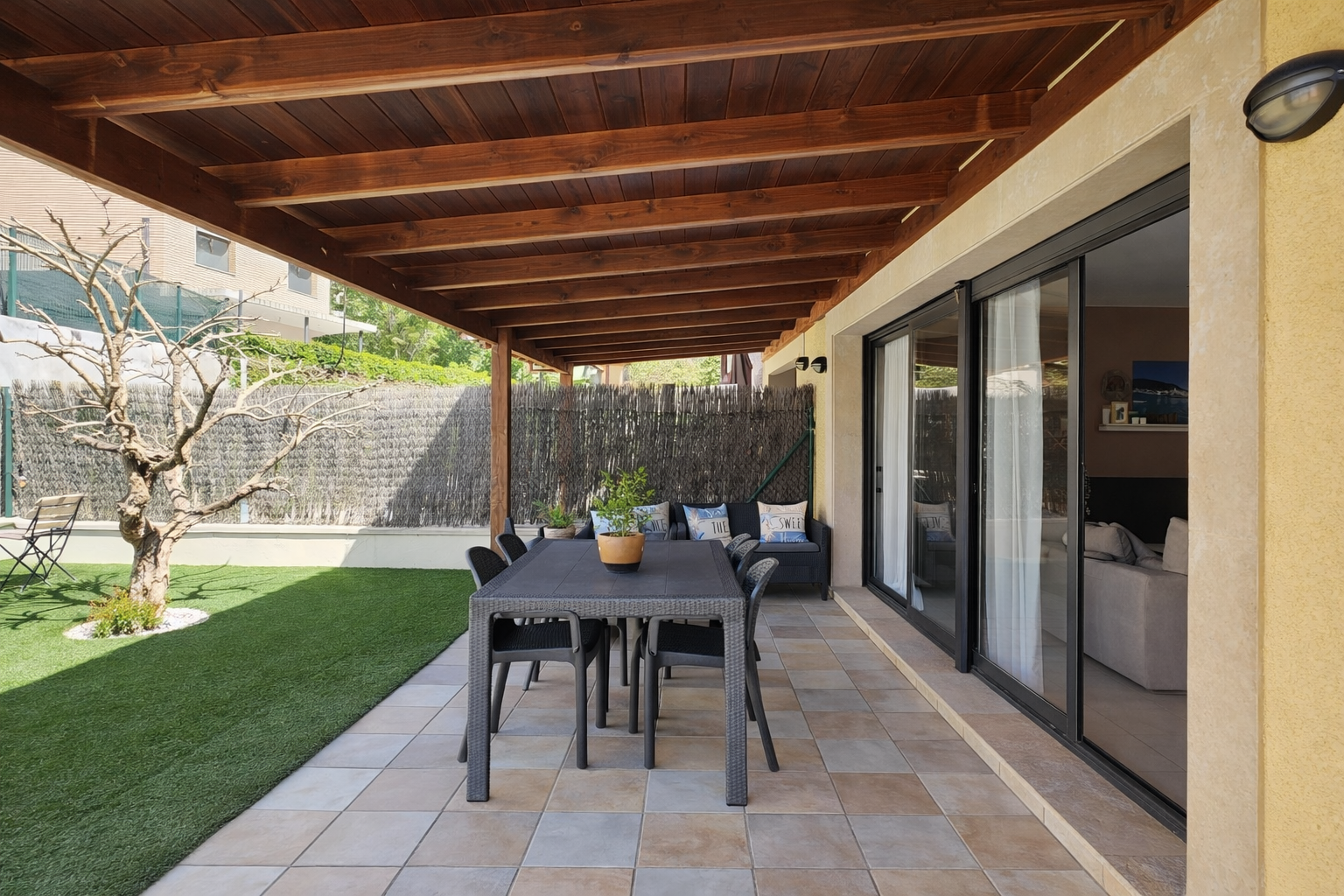 Casa pareada con piscina y jardín en Gualba, al pie del Turó de l’Home, Vallès Oriental, Barcelona | Mudita Barcelona