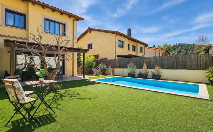 Casa pareada con piscina y jardín en Gualba, al pie del Turó de l’Home, Vallès Oriental, Barcelona | Mudita Barcelona