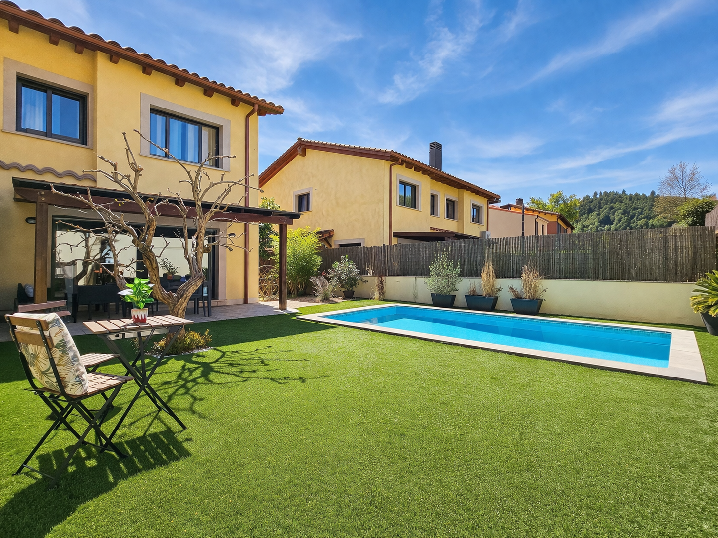 Casa pareada con piscina y jardín en Gualba, al pie del Turó de l’Home, Vallès Oriental, Barcelona | Mudita Barcelona