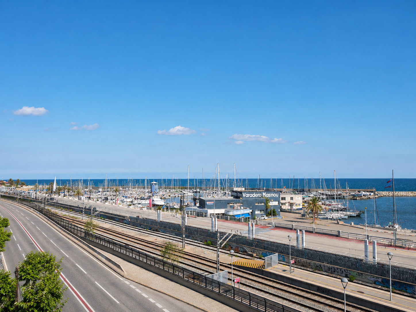 Casa histórica en venta en El Masnou frente al mar, finca singular a reformar con tribuna acristalada, terrazas y vistas al Mediterráneo, comercializada por Muditā Barcelona.