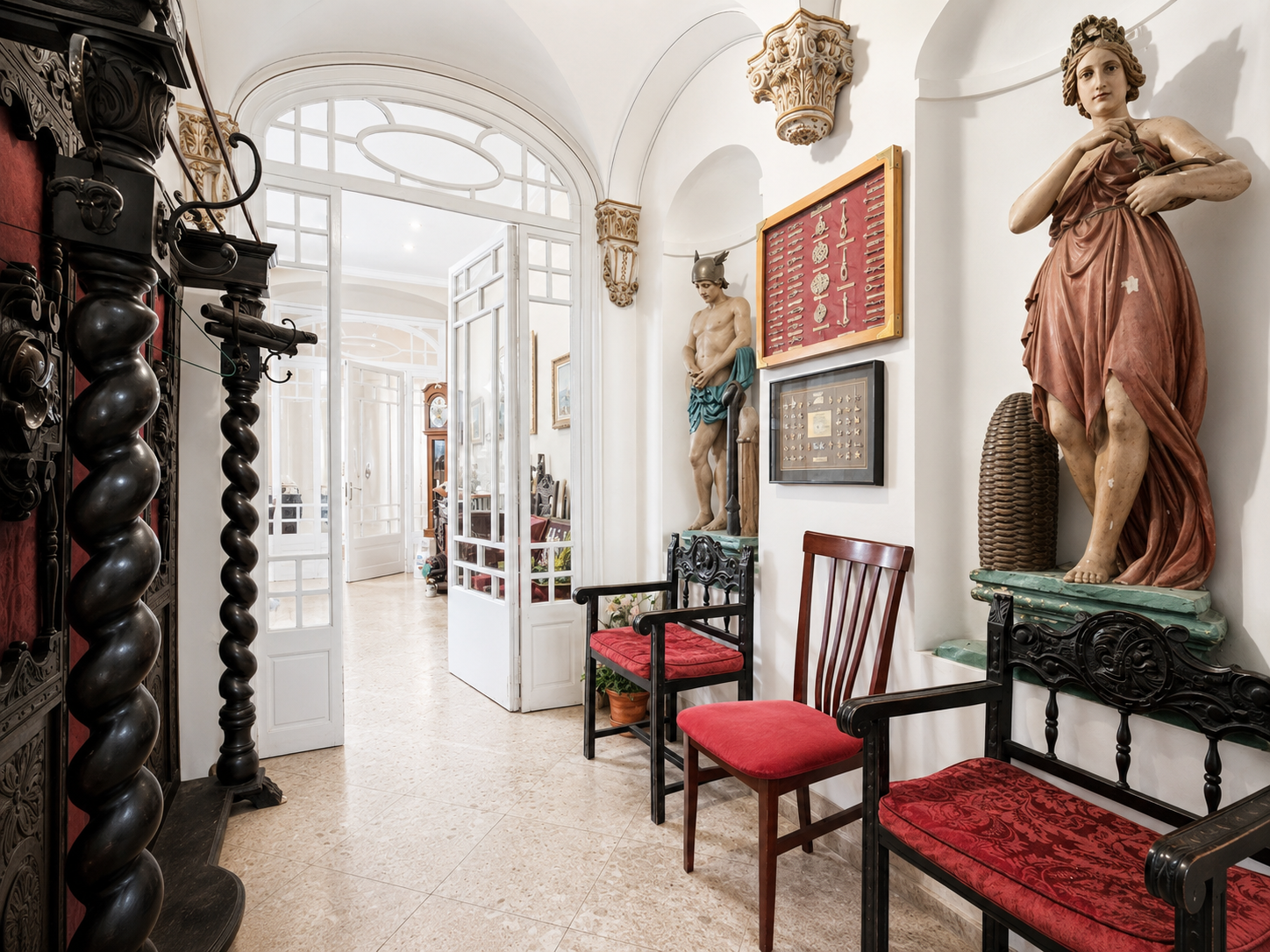 Casa histórica en venta en El Masnou frente al mar, finca singular a reformar con tribuna acristalada, terrazas y vistas al Mediterráneo, comercializada por Muditā Barcelona.