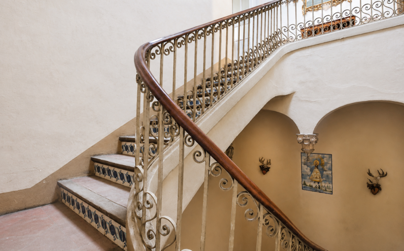 Casa histórica en venta en El Masnou frente al mar, finca singular a reformar con tribuna acristalada, terrazas y vistas al Mediterráneo, comercializada por Muditā Barcelona.
