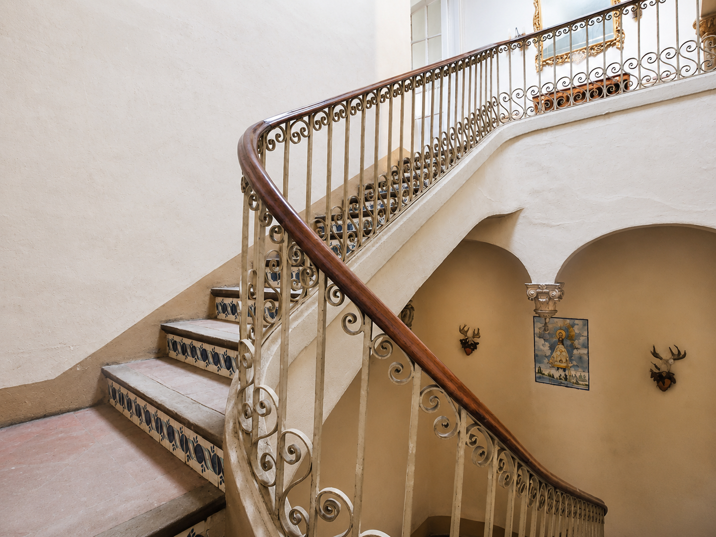 Casa histórica en venta en El Masnou frente al mar, finca singular a reformar con tribuna acristalada, terrazas y vistas al Mediterráneo, comercializada por Muditā Barcelona.