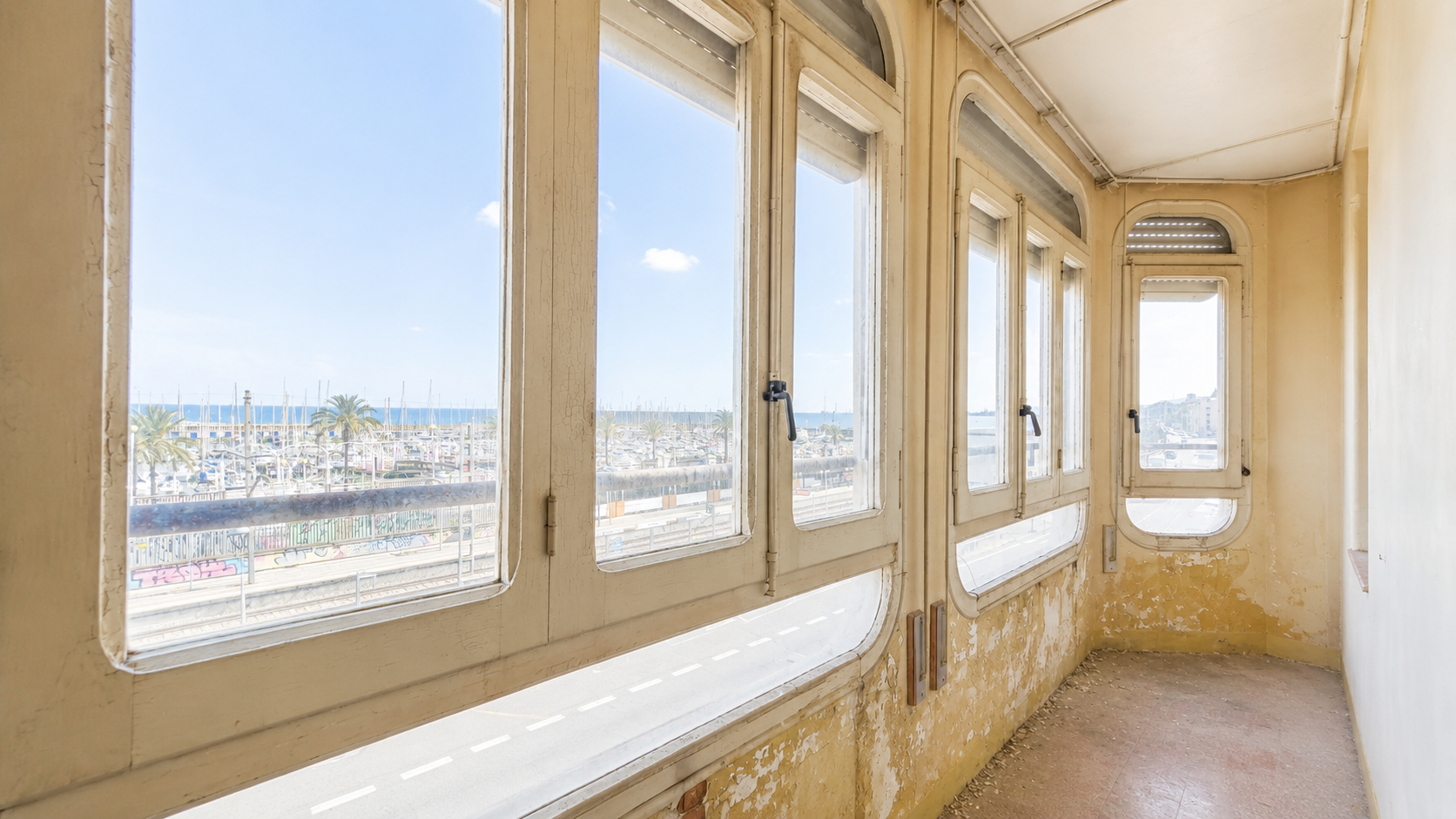 Casa histórica en venta en El Masnou frente al mar, finca singular a reformar con tribuna acristalada, terrazas y vistas al Mediterráneo, comercializada por Muditā Barcelona.