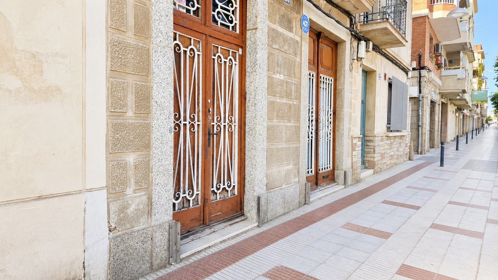Casa histórica en venta en El Masnou frente al mar, finca singular a reformar con tribuna acristalada, terrazas y vistas al Mediterráneo, comercializada por Muditā Barcelona.