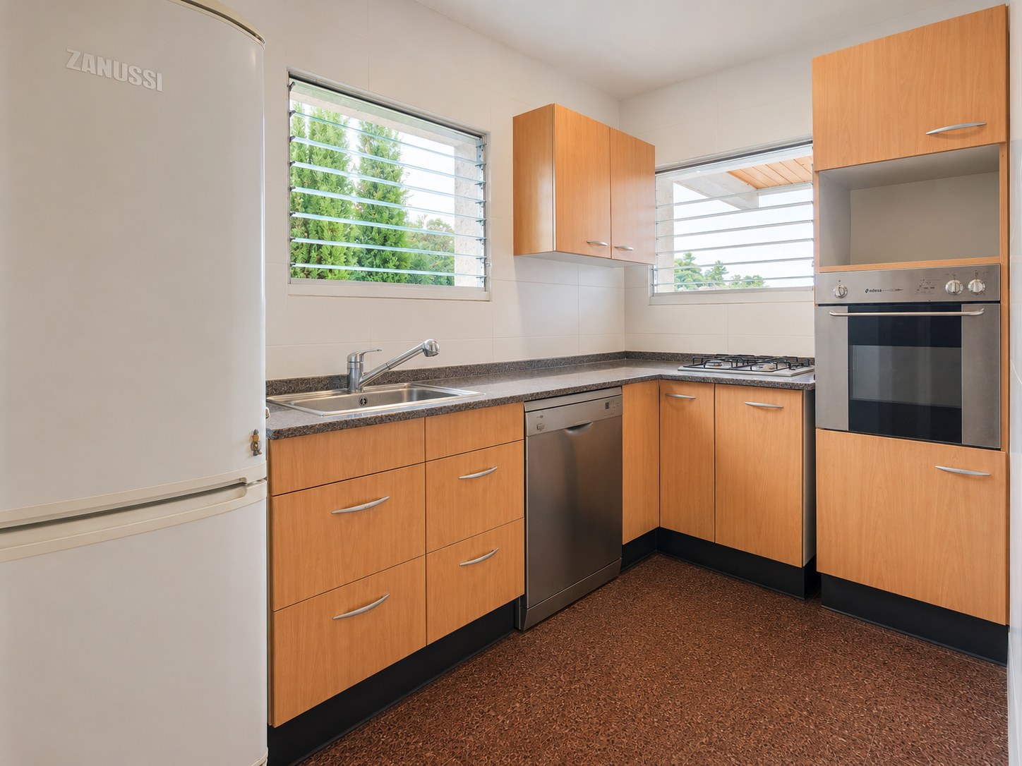 Casa unifamiliar en venta en El Serrat, L’Ametlla del Vallès, con vistas abiertas a mar y montaña, terrazas, jardín boscoso, piscina en desuso y parcela urbana anexa opcional.