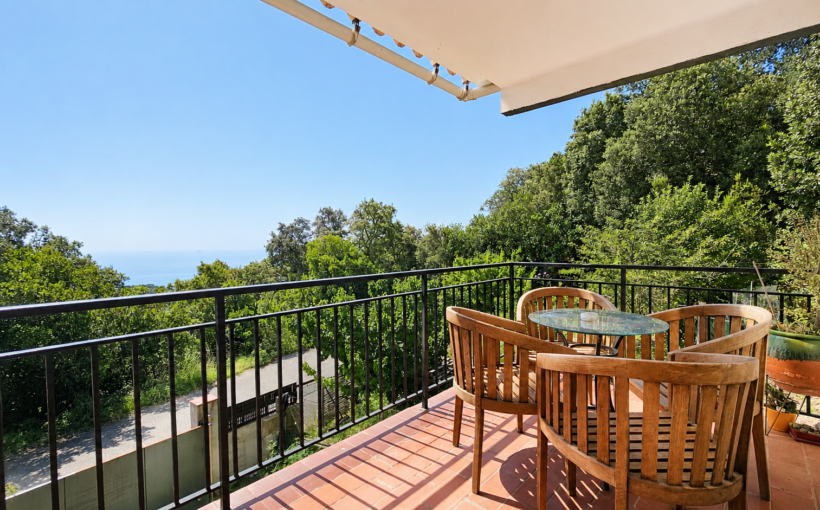 Casa mediterránea en venta en Can Carreras, Pineda de Mar, con vistas al mar, terraza, orientación sur y tres parcelas | Muditā Barcelona inmobiliaria boutique