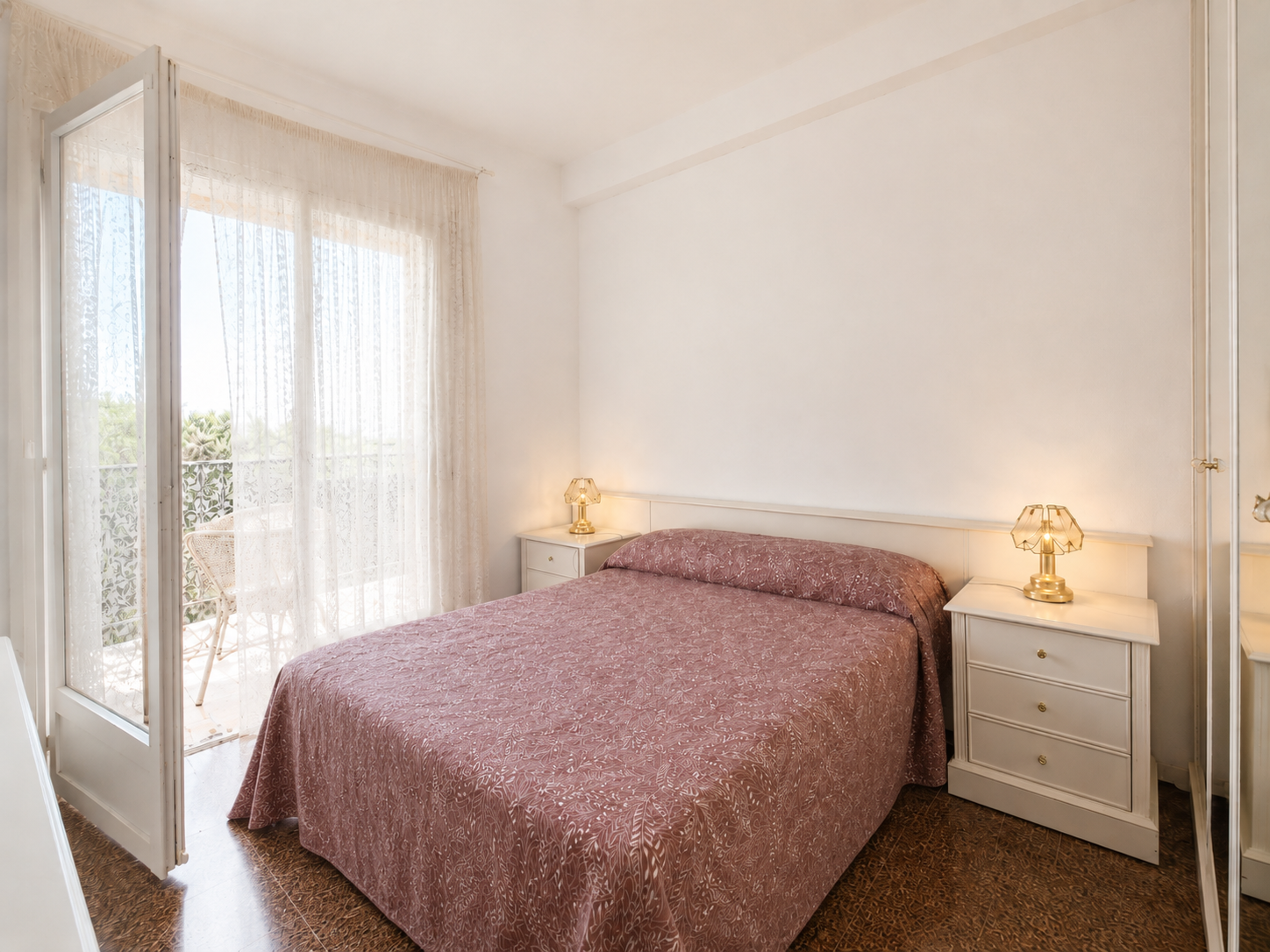 Casa unifamiliar en venta en El Serrat, L’Ametlla del Vallès, con vistas abiertas a mar y montaña, terrazas, jardín boscoso, piscina en desuso y parcela urbana anexa opcional.