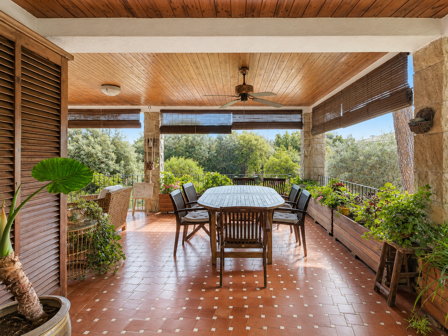 Casa en venta en L'Ametlla del Vallès, entorno residencial consolidado, con gran parcela plana, jardín maduro, piscina privada, porche, salón con chimenea y distribución familiar en tres niveles.