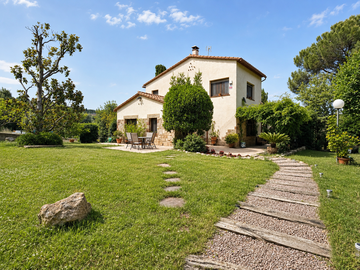 Casa en venta en L'Ametlla del Vallès, entorno residencial consolidado, con gran parcela plana, jardín maduro, piscina privada, porche, salón con chimenea y distribución familiar en tres niveles.