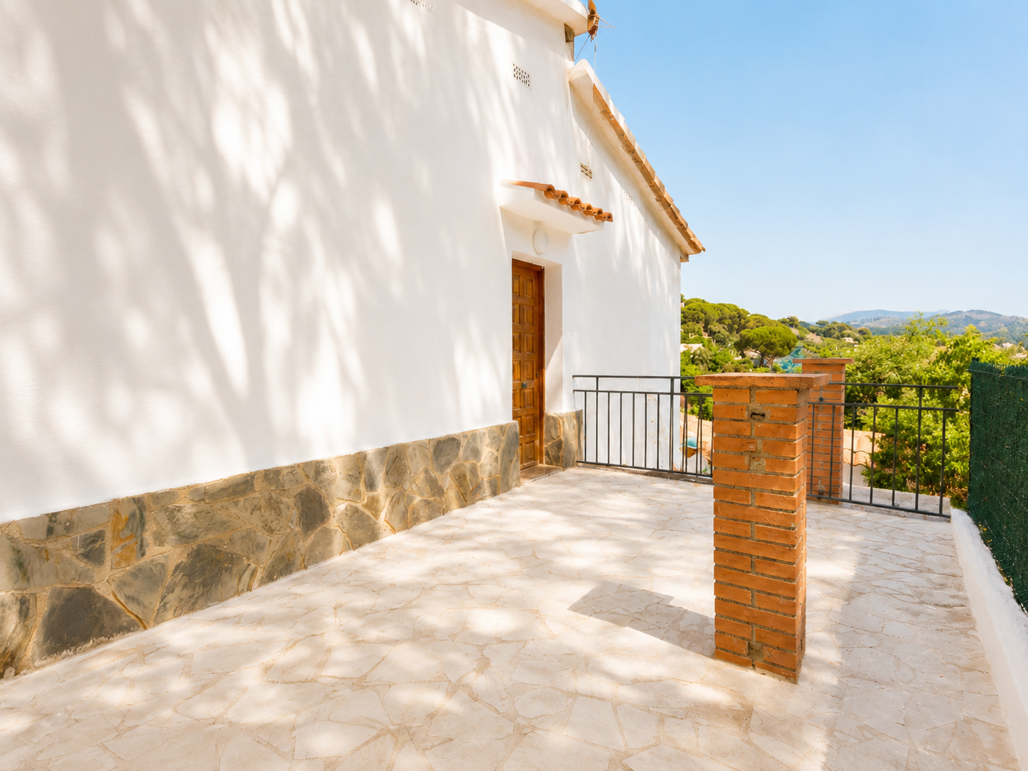 Casa en venta en Les Ginesteres Argentona con parcela, jardín, porche cerrado y espacio anexo