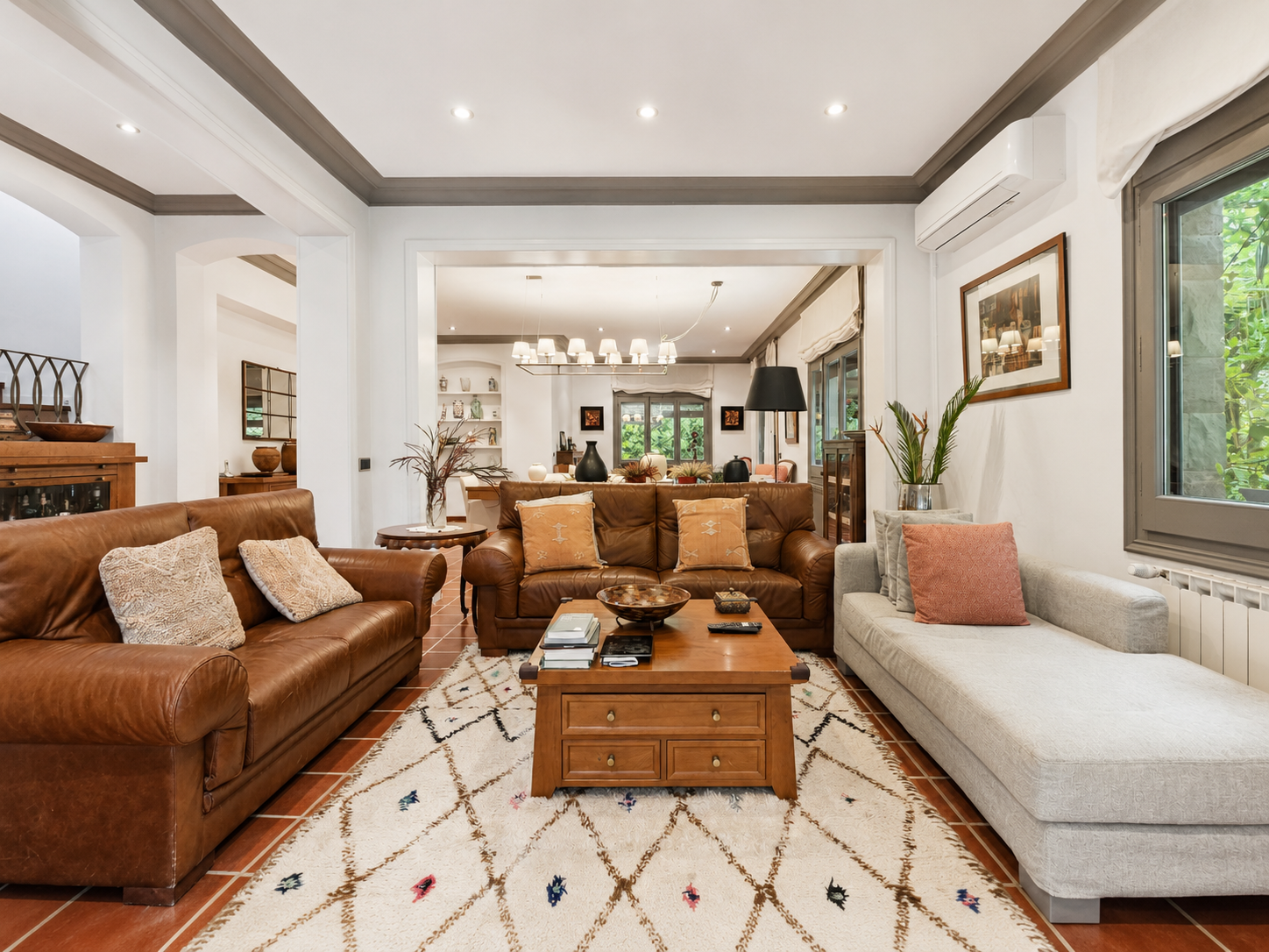 Casa en venta en L'Ametlla del Vallès, entorno residencial consolidado, con gran parcela plana, jardín maduro, piscina privada, porche, salón con chimenea y distribución familiar en tres niveles.