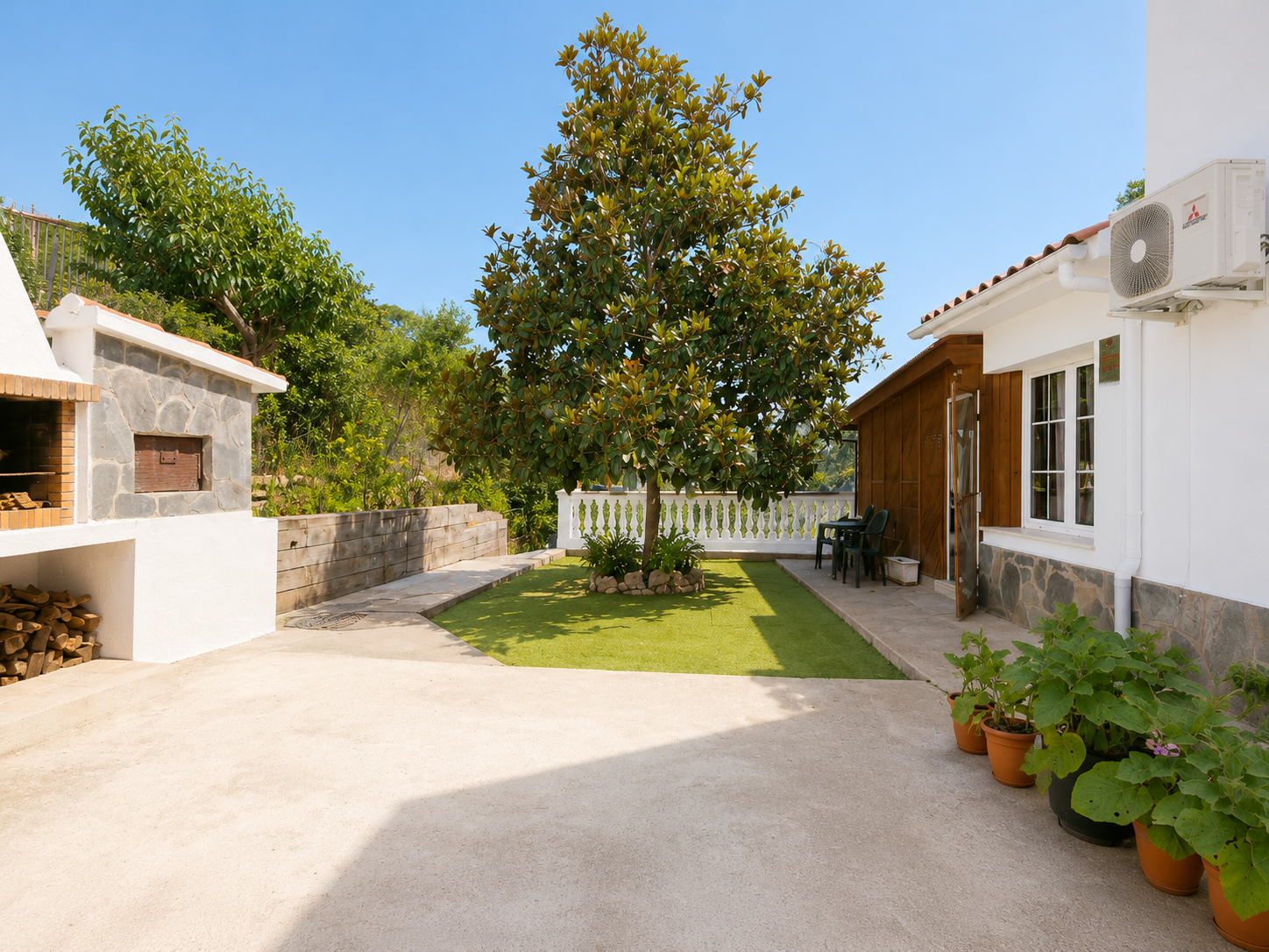 Casa en venta en Les Ginesteres Argentona con parcela, jardín, porche cerrado y espacio anexo
