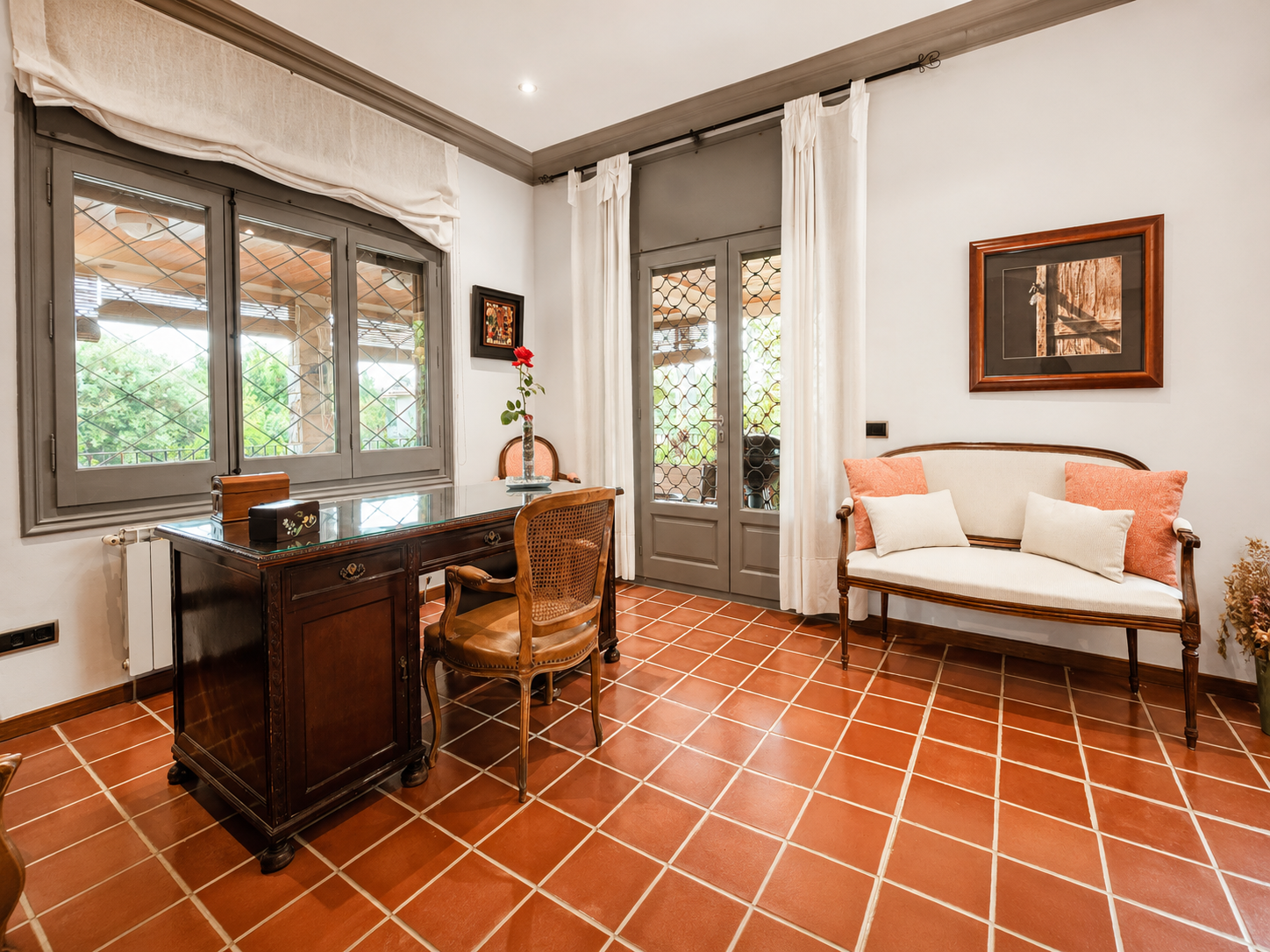 Casa en venta en L'Ametlla del Vallès, entorno residencial consolidado, con gran parcela plana, jardín maduro, piscina privada, porche, salón con chimenea y distribución familiar en tres niveles.