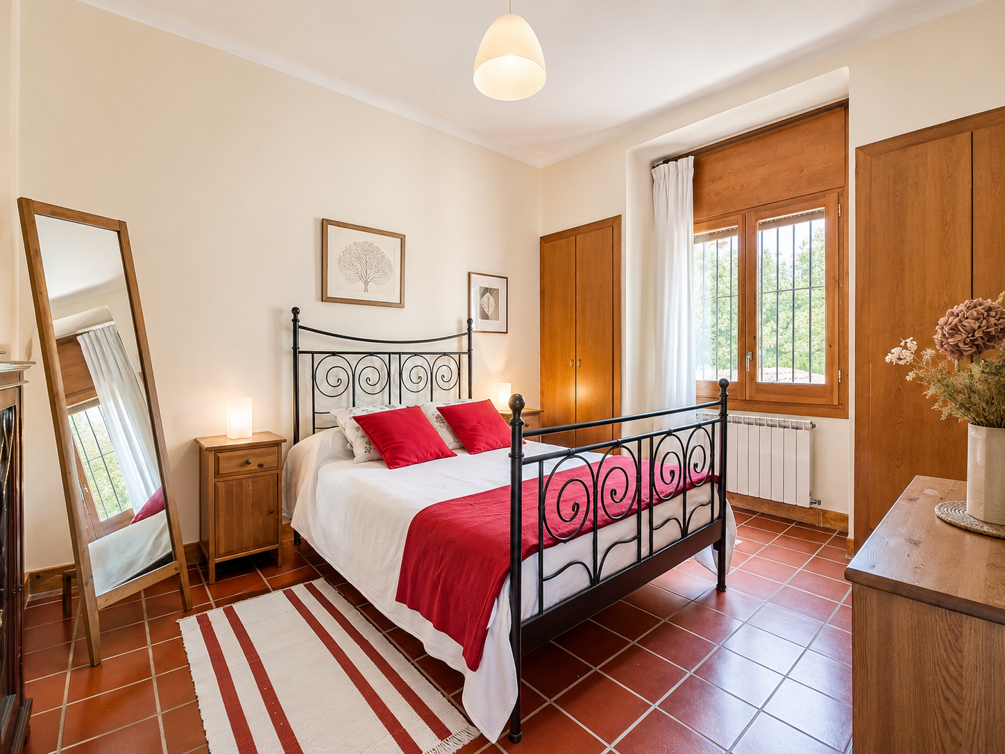 Casa en venta en L'Ametlla del Vallès, entorno residencial consolidado, con gran parcela plana, jardín maduro, piscina privada, porche, salón con chimenea y distribución familiar en tres niveles.