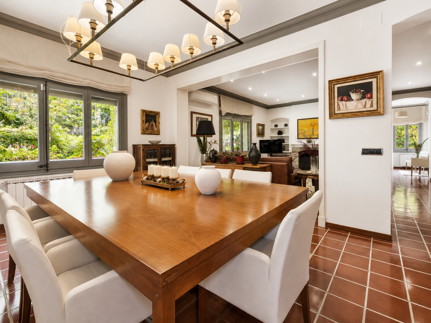 Casa en venta en L'Ametlla del Vallès, entorno residencial consolidado, con gran parcela plana, jardín maduro, piscina privada, porche, salón con chimenea y distribución familiar en tres niveles.