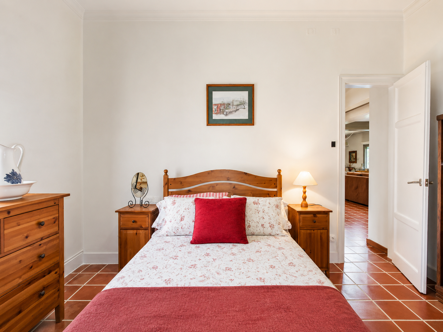 Casa en venta en L'Ametlla del Vallès, entorno residencial consolidado, con gran parcela plana, jardín maduro, piscina privada, porche, salón con chimenea y distribución familiar en tres niveles.