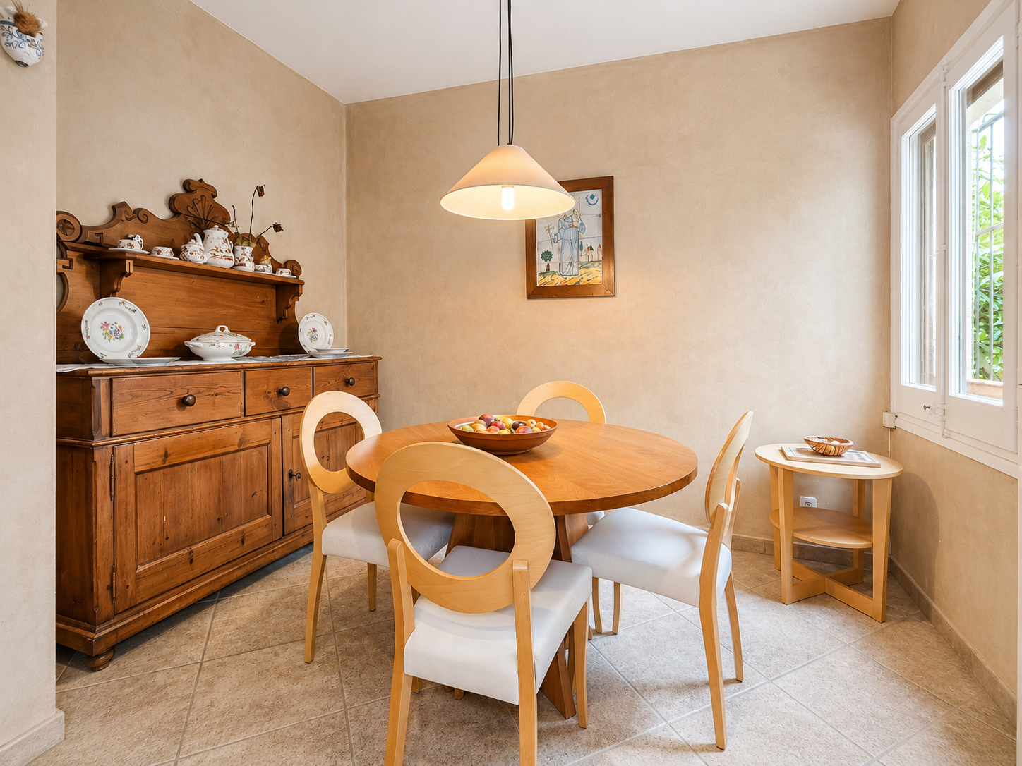 Casa en venta en L'Ametlla del Vallès, entorno residencial consolidado, con gran parcela plana, jardín maduro, piscina privada, porche, salón con chimenea y distribución familiar en tres niveles.