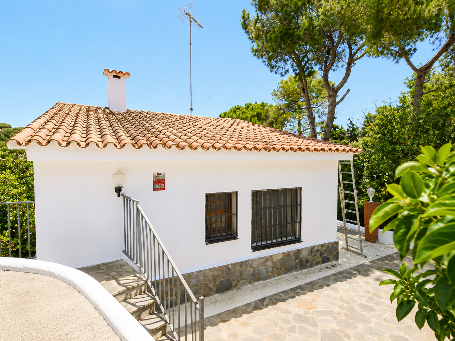 Casa en venta en Les Ginesteres Argentona con parcela, jardín, porche cerrado y espacio anexo