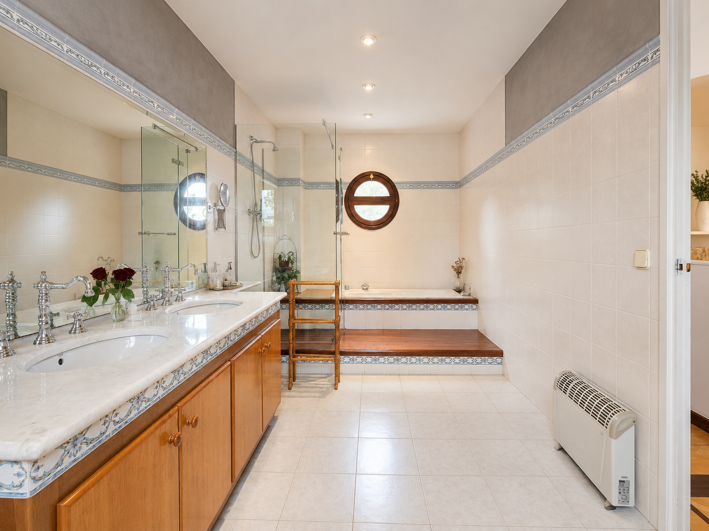 Casa en venta en L'Ametlla del Vallès, entorno residencial consolidado, con gran parcela plana, jardín maduro, piscina privada, porche, salón con chimenea y distribución familiar en tres niveles.
