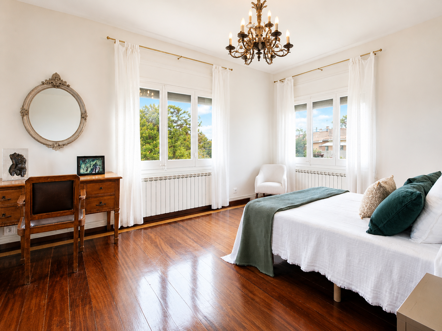 Casa en venta en L'Ametlla del Vallès, entorno residencial consolidado, con gran parcela plana, jardín maduro, piscina privada, porche, salón con chimenea y distribución familiar en tres niveles.