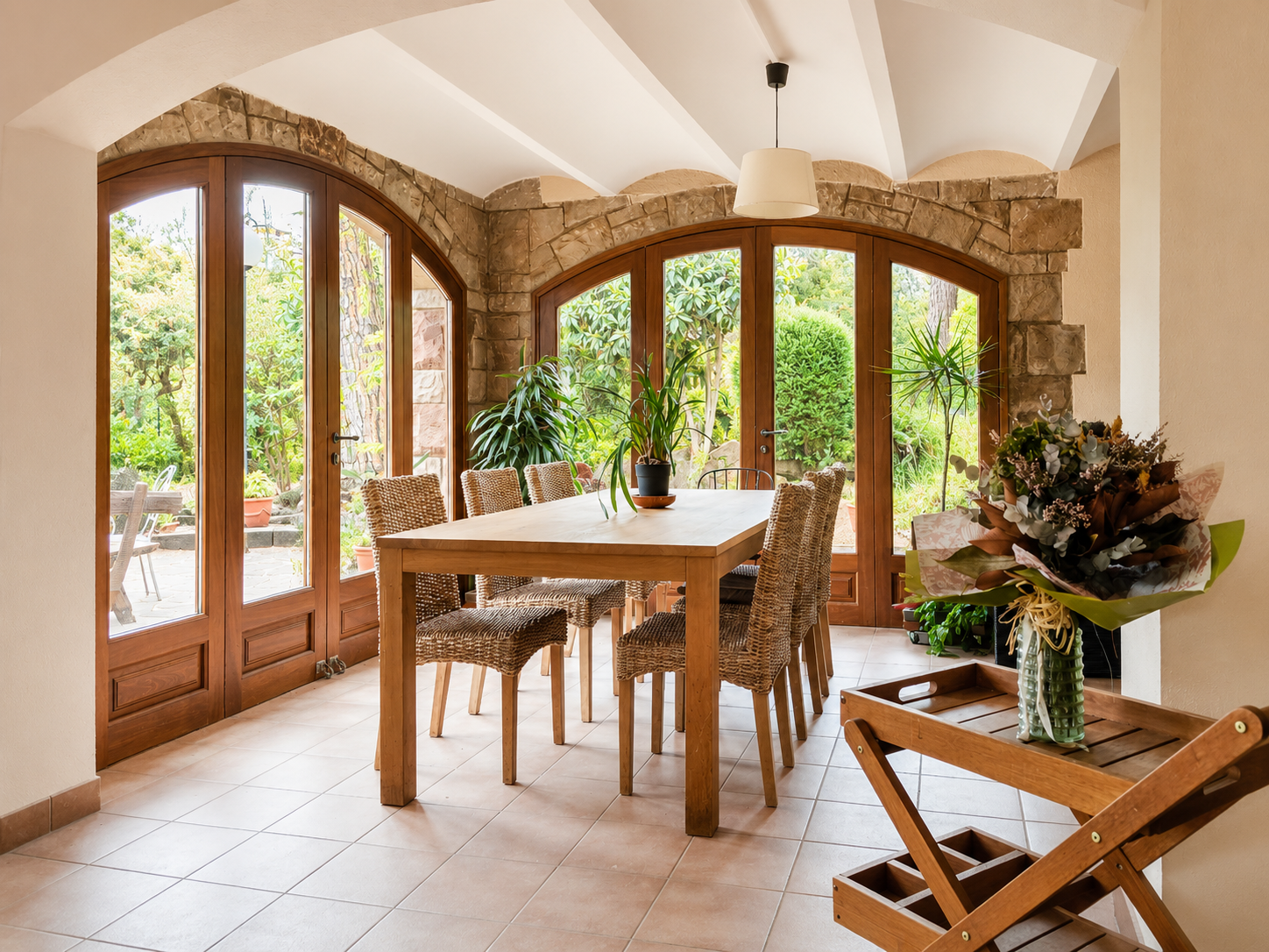 Casa en venta en L'Ametlla del Vallès, entorno residencial consolidado, con gran parcela plana, jardín maduro, piscina privada, porche, salón con chimenea y distribución familiar en tres niveles.