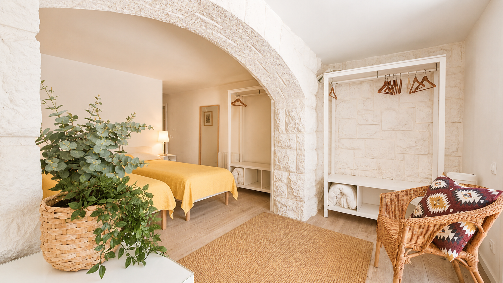 Casa en venta en Roda de Berà junto al Roc de Sant Gaietà, con jardín privado, piscina, terrazas y espacios exteriores cerca del mar y del puerto deportivo.