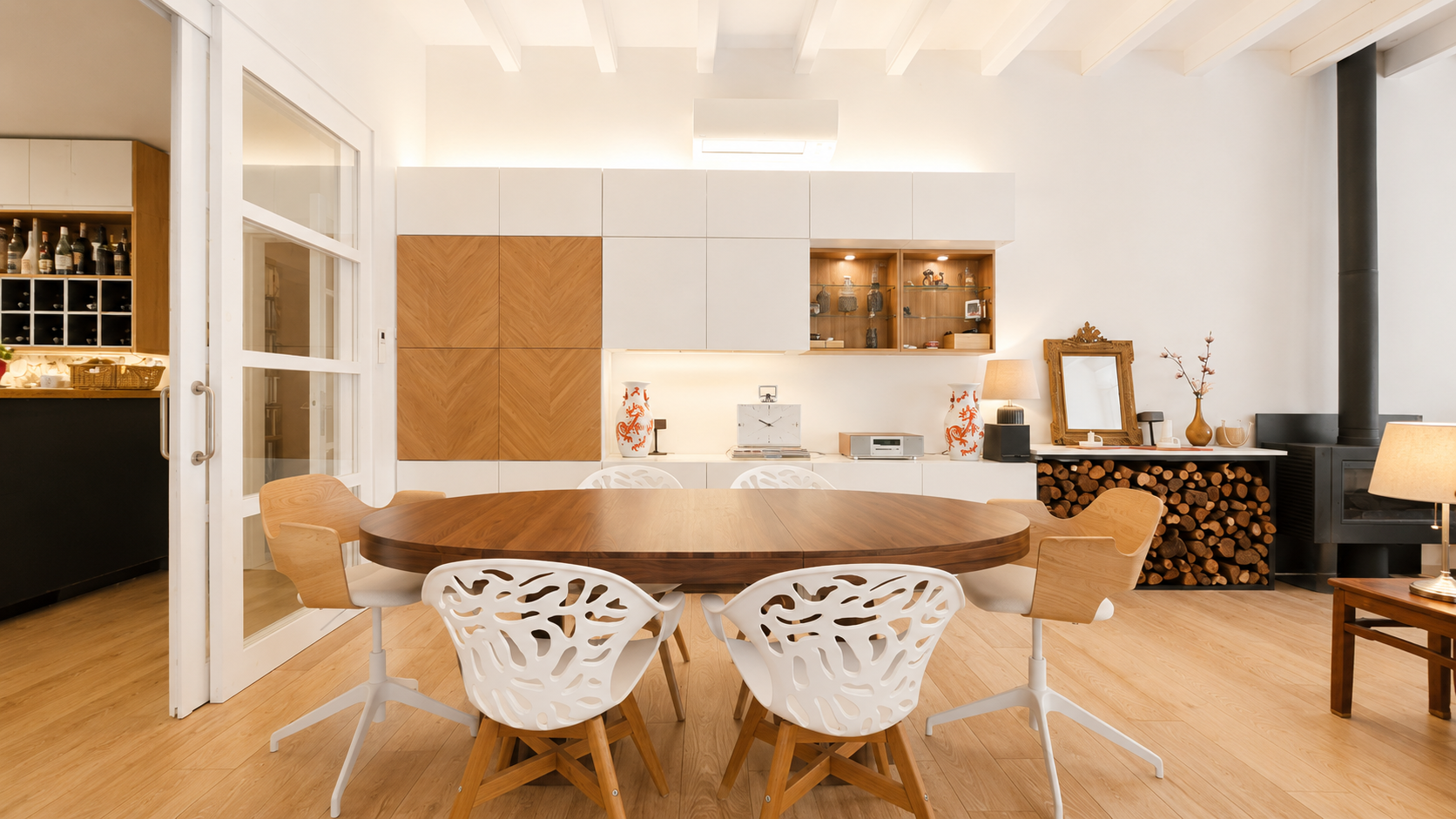 Casa en venta en Roda de Berà junto al Roc de Sant Gaietà, con jardín privado, piscina, terrazas y espacios exteriores cerca del mar y del puerto deportivo.