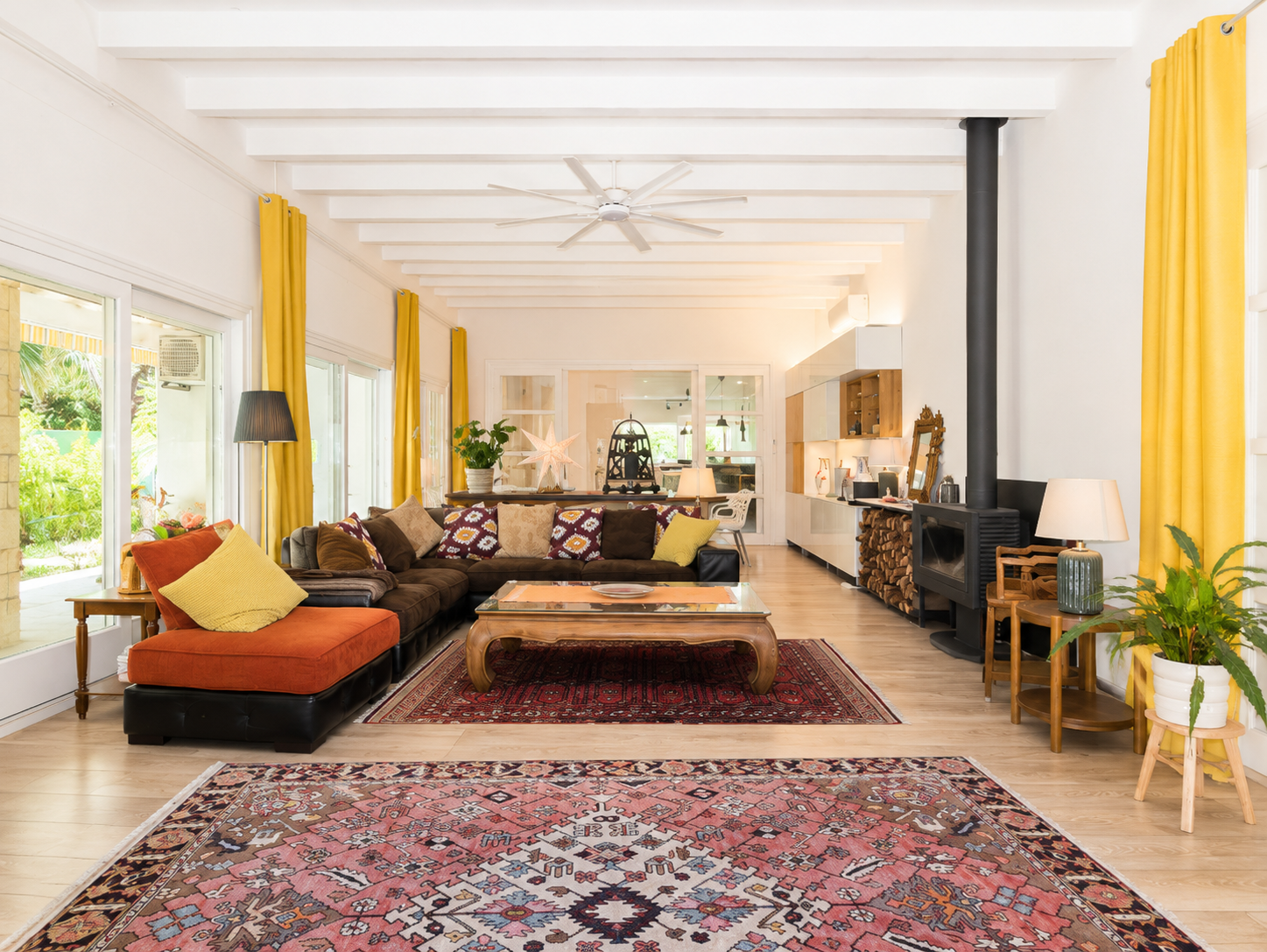 Casa en venta en Roda de Berà junto al Roc de Sant Gaietà, con jardín privado, piscina, terrazas y espacios exteriores cerca del mar y del puerto deportivo.