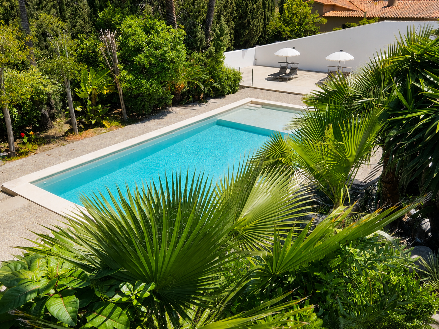 Casa en venta en Roda de Berà junto al Roc de Sant Gaietà, con jardín privado, piscina, terrazas y espacios exteriores cerca del mar y del puerto deportivo.
