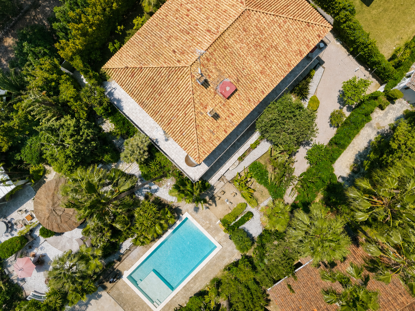 Casa en venta en Roda de Berà junto al Roc de Sant Gaietà, con jardín privado, piscina, terrazas y espacios exteriores cerca del mar y del puerto deportivo.