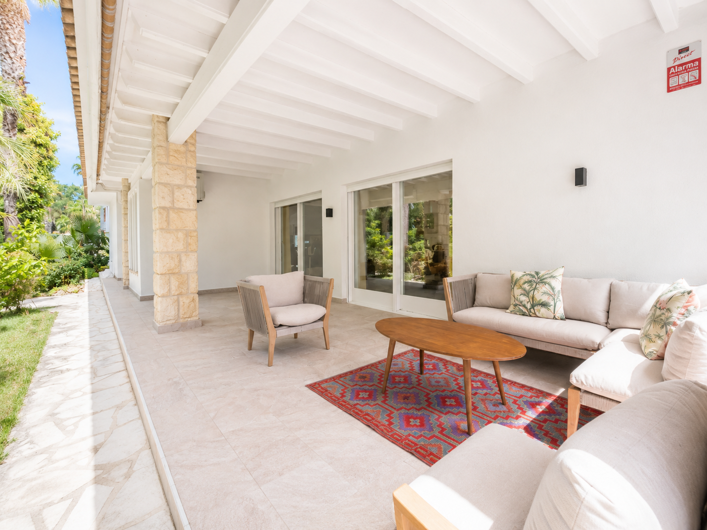 Casa en venta en Roda de Berà junto al Roc de Sant Gaietà, con jardín privado, piscina, terrazas y espacios exteriores cerca del mar y del puerto deportivo.