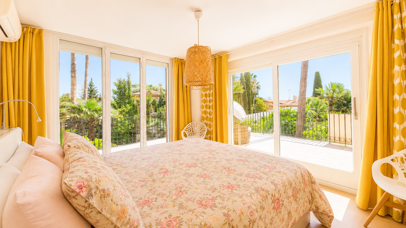 Casa en venta en Roda de Berà junto al Roc de Sant Gaietà, con jardín privado, piscina, terrazas y espacios exteriores cerca del mar y del puerto deportivo.