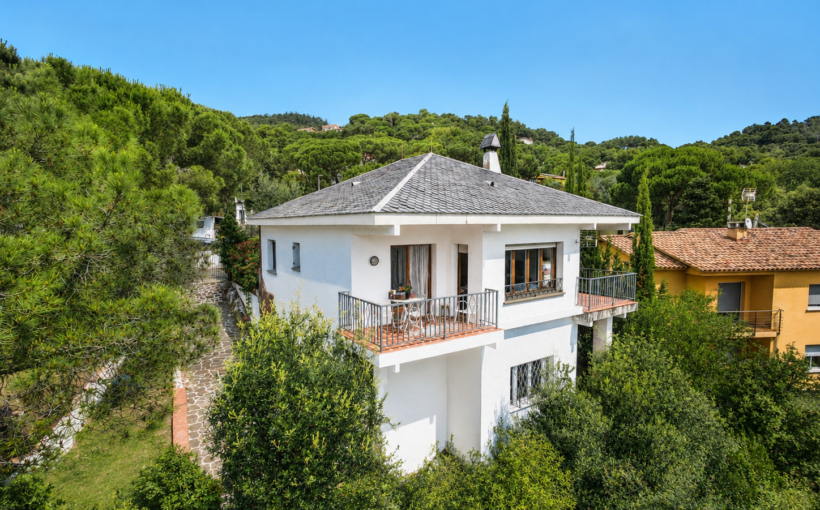Casa unifamiliar en venta en El Serrat, L’Ametlla del Vallès, con vistas abiertas a mar y montaña, terrazas, jardín boscoso, piscina en desuso y parcela urbana anexa opcional.