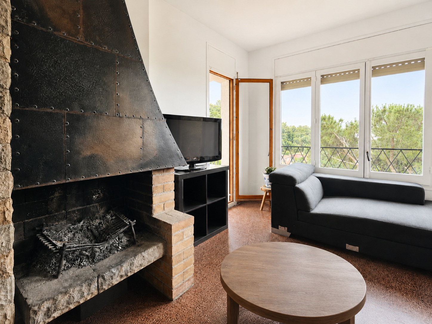Casa unifamiliar en venta en El Serrat, L’Ametlla del Vallès, con vistas abiertas a mar y montaña, terrazas, jardín boscoso, piscina en desuso y parcela urbana anexa opcional.