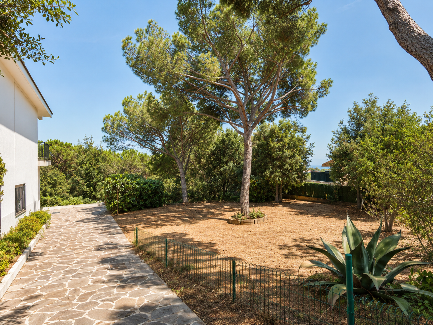 Casa unifamiliar en venta en El Serrat, L’Ametlla del Vallès, con vistas abiertas a mar y montaña, terrazas, jardín boscoso, piscina en desuso y parcela urbana anexa opcional.