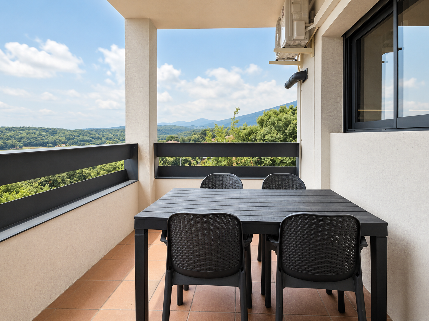 Casa reformada en venta en Can Pla, Gualba, con orientación sur, jardín en diferentes niveles, chimenea, garaje y entorno verde junto al Montseny | Muditā Barcelona