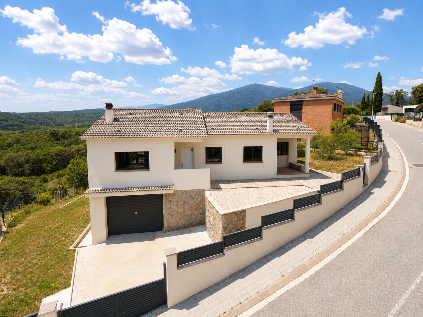 Casa reformada en venta en Can Pla, Gualba, con orientación sur, jardín en diferentes niveles, chimenea, garaje y entorno verde junto al Montseny | Muditā Barcelona