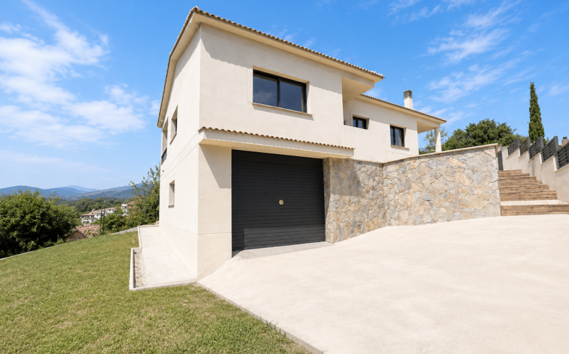 Casa reformada en venta en Can Pla, Gualba, con orientación sur, jardín en diferentes niveles, chimenea, garaje y entorno verde junto al Montseny | Muditā Barcelona