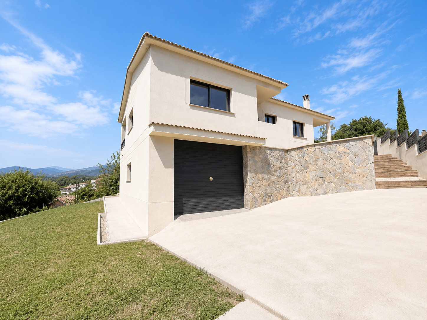 Casa reformada en venta en Can Pla, Gualba, con orientación sur, jardín en diferentes niveles, chimenea, garaje y entorno verde junto al Montseny | Muditā Barcelona