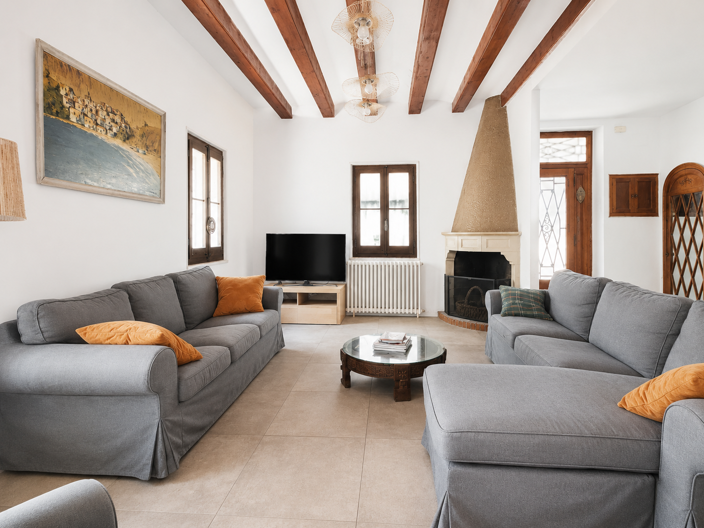 Casa modernista de 1900 en Gualba con torre, patio, porche, vigas de madera, pavimentos hidráulicos y arquitectura singular junto al Montseny.