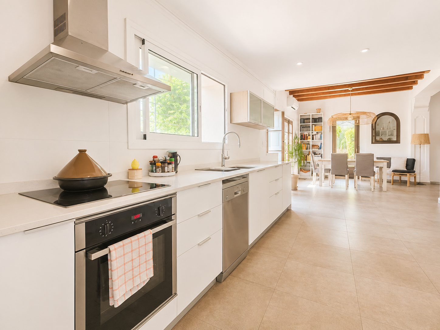 Casa modernista de 1900 en Gualba con torre, patio, porche, vigas de madera, pavimentos hidráulicos y arquitectura singular junto al Montseny.