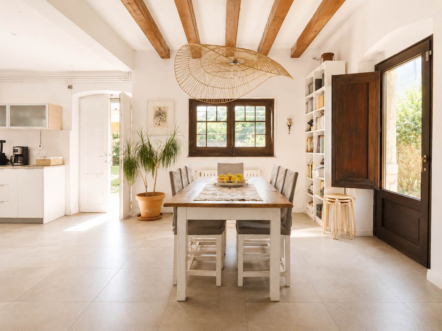 Casa modernista de 1900 en Gualba con torre, patio, porche, vigas de madera, pavimentos hidráulicos y arquitectura singular junto al Montseny.