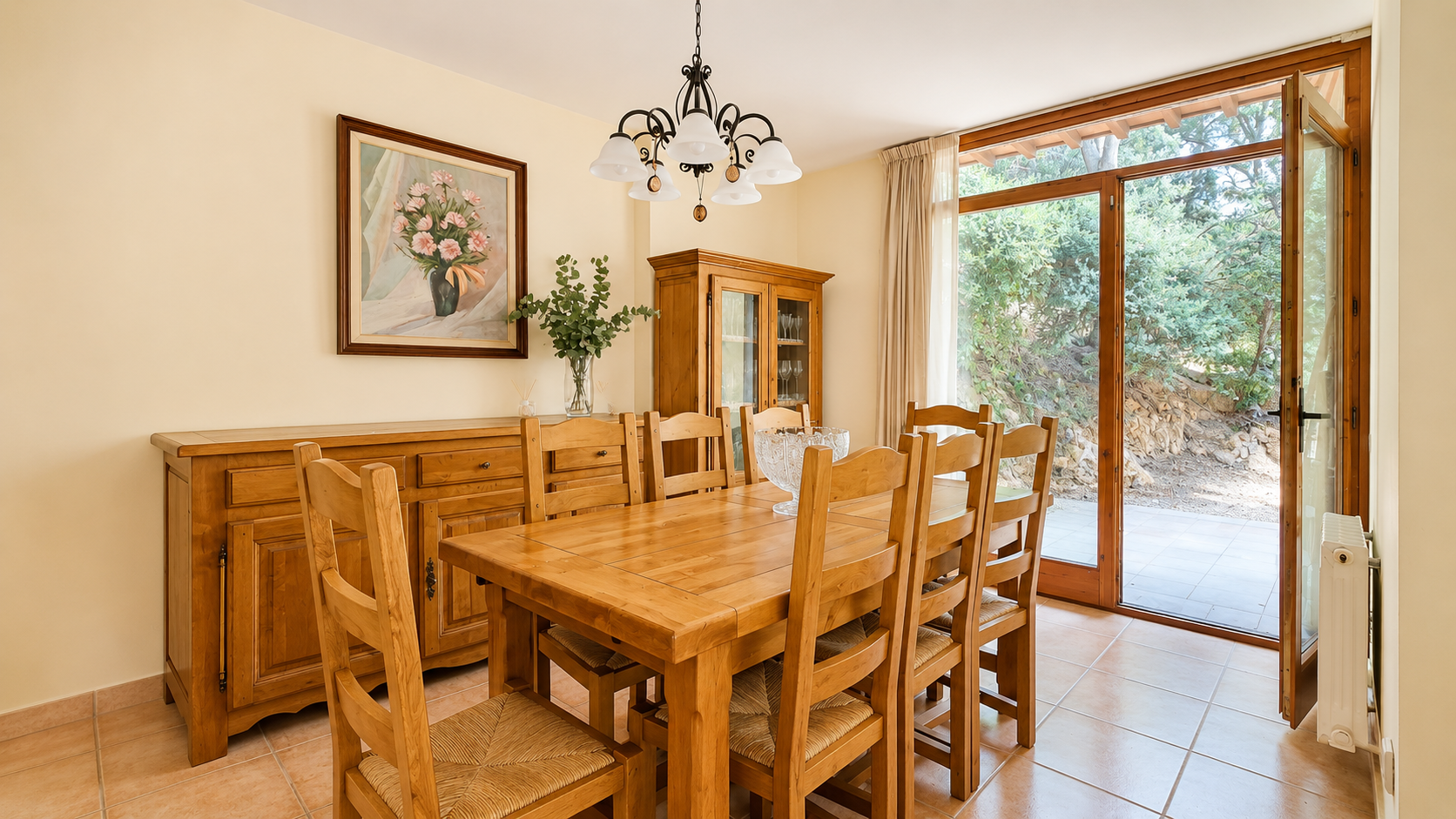 Casa en Sant Carles, Llinars del Vallès, rodeada de bosque, con arquitectura escalonada, terrazas y acabados en madera natural.