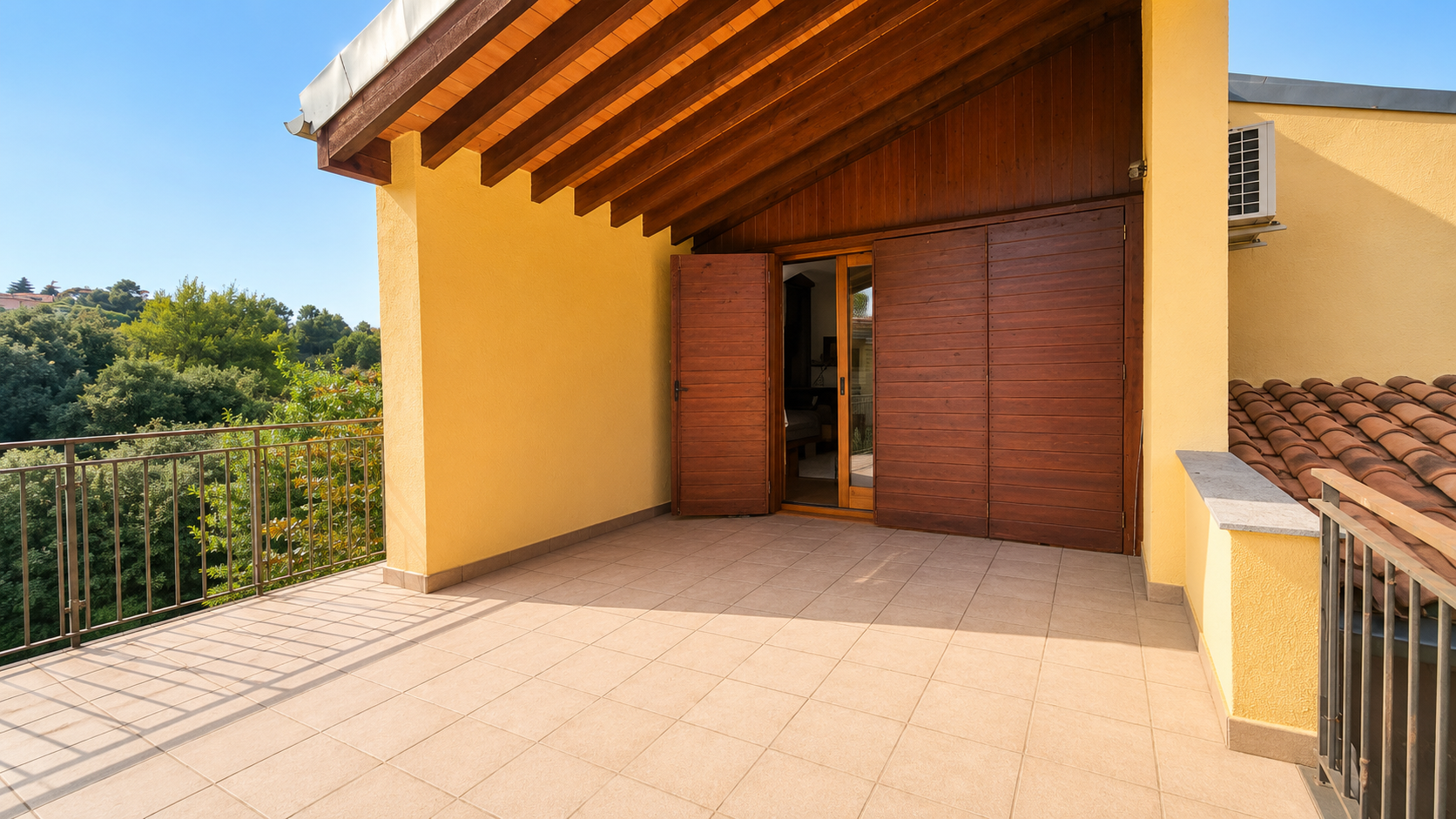 Casa en Sant Carles, Llinars del Vallès, rodeada de bosque, con arquitectura escalonada, terrazas y acabados en madera natural.